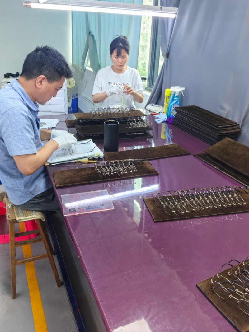 Inspection and packaging area for finished products of gold, iron, and acetate fiber glasses