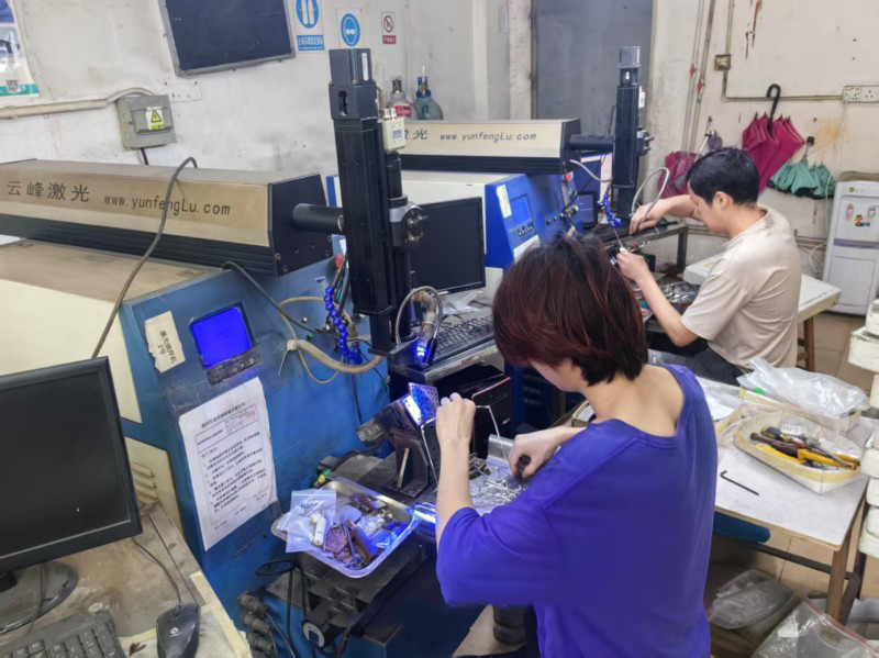 Laser welding zone for gold and titanium metals